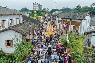 没手感！爱德华兹半场8投仅1中拿到6分 三分3中0